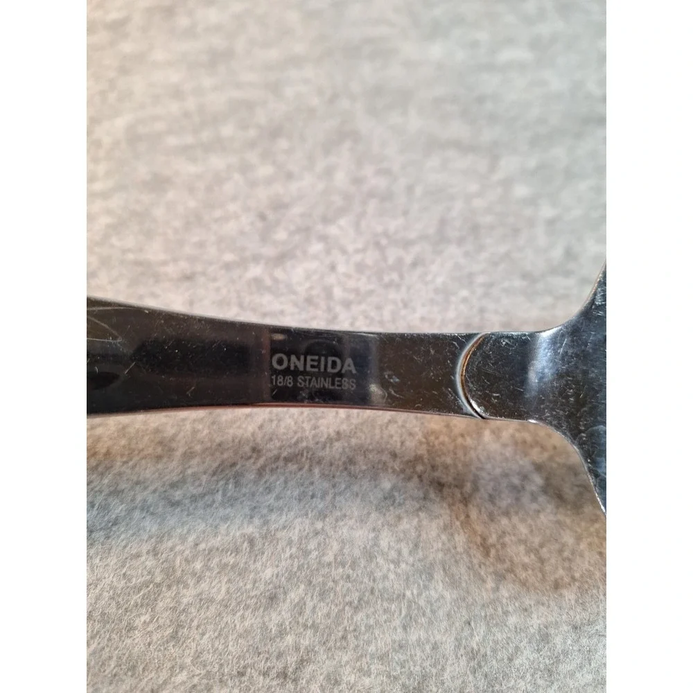 Oneida Stainless Steel 18/8 Flatware Pierced Pie Server notched handle to hang